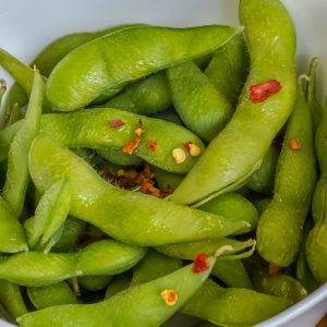 Steamed soybeans with garlic