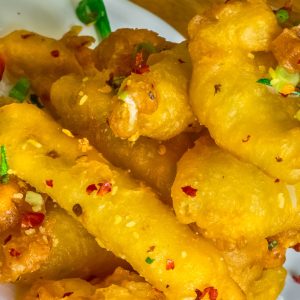 Lightly breaded calamari with green onion & chili flakes