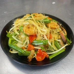 Curry flavored with pork, shrimp, eggs, bell peppers, carrots, onion, bean sprouts